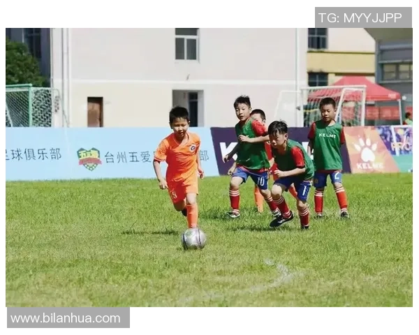 以踢足球星星为中心描绘激情绿茵场上追逐梦想的辉煌瞬间