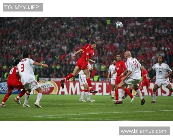 足球巨星与摄影师镜头下的精彩瞬间揭秘 展现球场外的真实与魅力